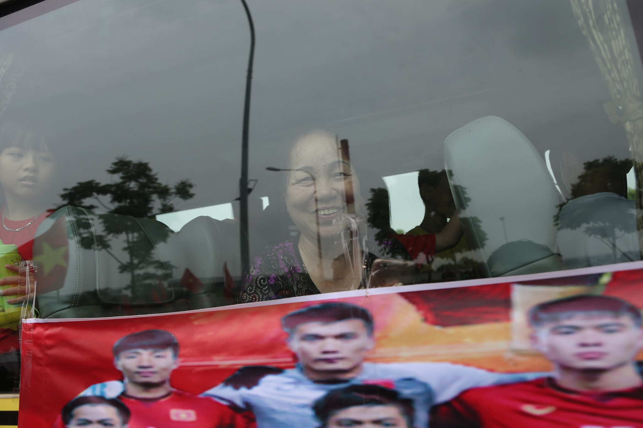 CẬP NHẬT: U23 lên chuyên cơ rời Indonesia, CĐV Việt Nam đã sẵn sàng chào đón - 2