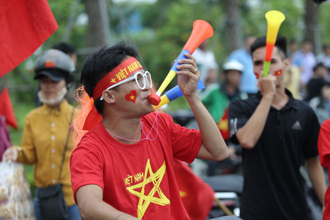 Đốt pháo sáng trước sân Mỹ Đình, CĐV bắt đầu "đi bão" - 13