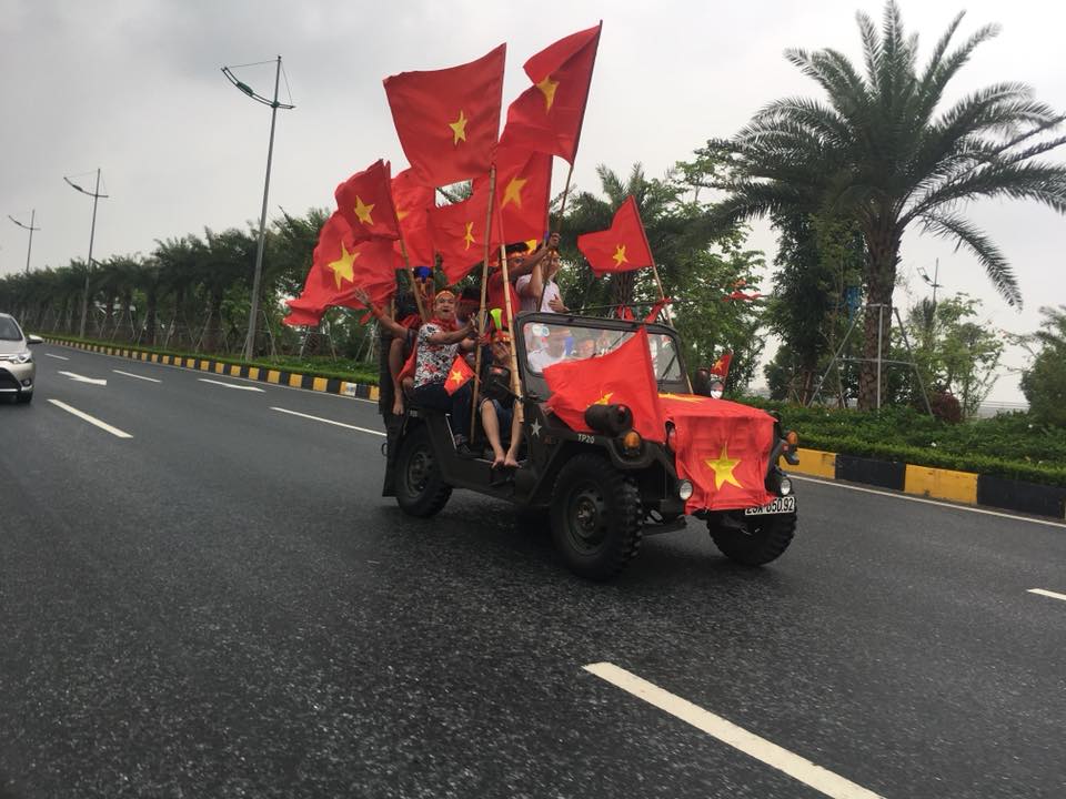 Đốt pháo sáng trước sân Mỹ Đình, CĐV bắt đầu "đi bão" - 10