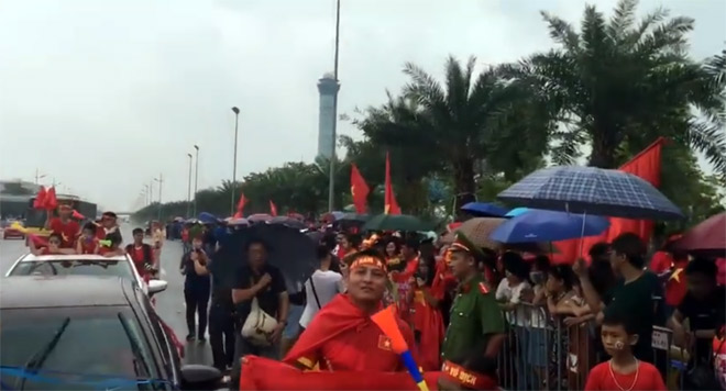 Đốt pháo sáng trước sân Mỹ Đình, CĐV bắt đầu "đi bão" - 11