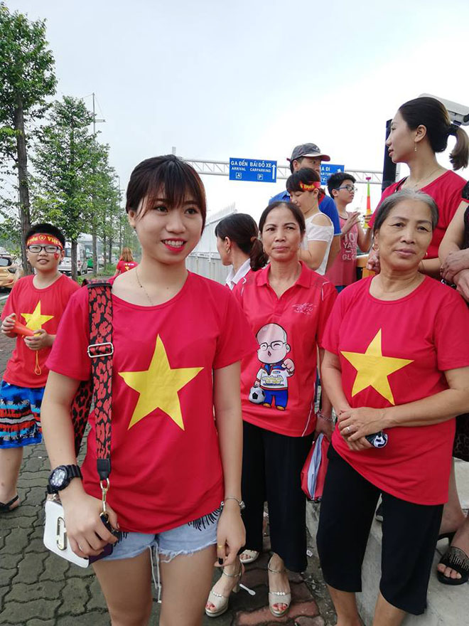 Đốt pháo sáng trước sân Mỹ Đình, CĐV bắt đầu "đi bão" - 16