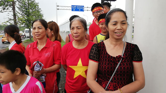 Đốt pháo sáng trước sân Mỹ Đình, CĐV bắt đầu "đi bão" - 15