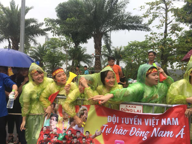 Đốt pháo sáng trước sân Mỹ Đình, CĐV bắt đầu "đi bão" - 9