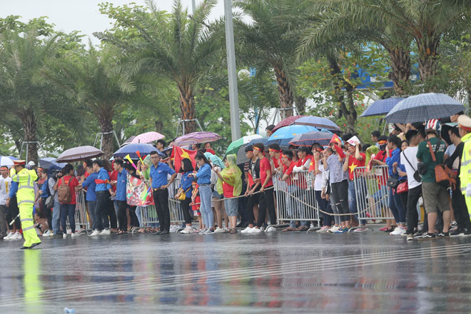 Đốt pháo sáng trước sân Mỹ Đình, CĐV bắt đầu "đi bão" - 7
