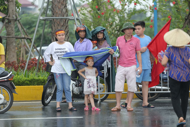 Đốt pháo sáng trước sân Mỹ Đình, CĐV bắt đầu "đi bão" - 8