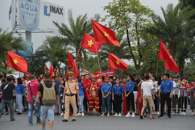 Biển cờ đỏ sao vàng chờ đón chiến binh U23 Việt Nam ở sân bay Nội Bài - 6