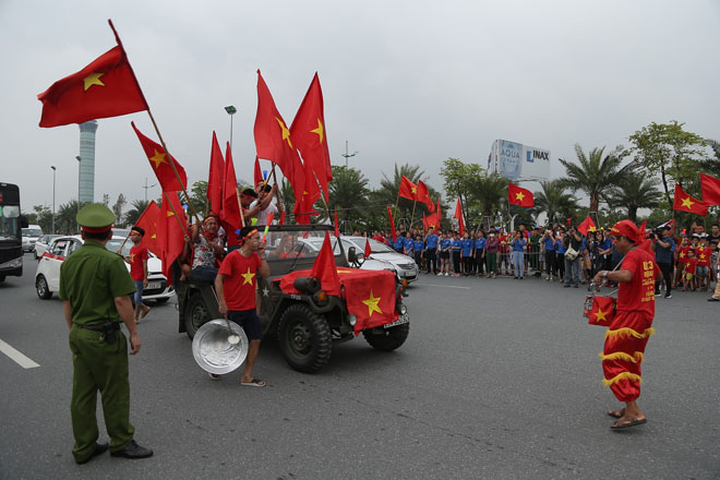 Biển cờ đỏ sao vàng chờ đón chiến binh U23 Việt Nam ở sân bay Nội Bài - 10