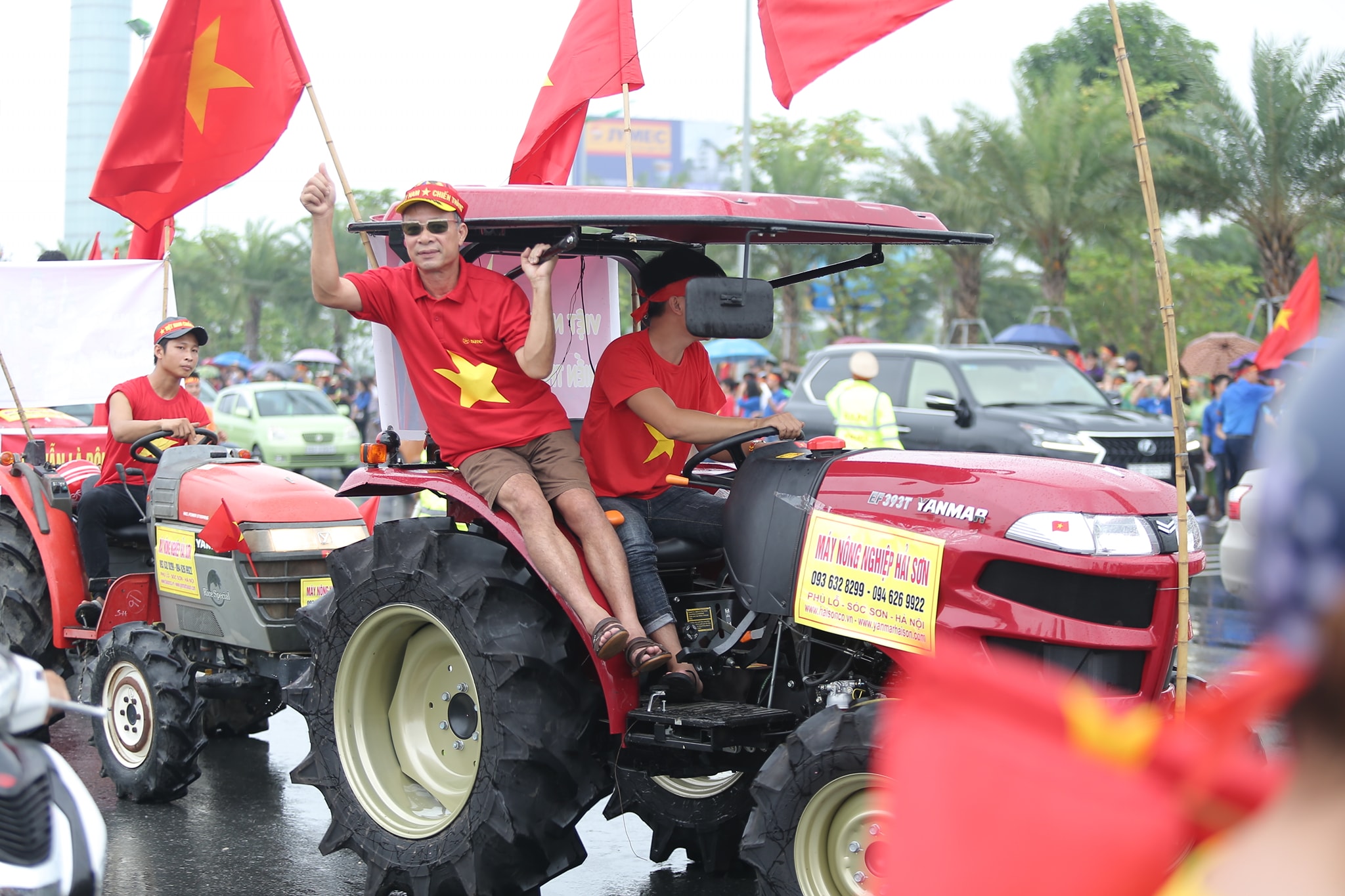 Đốt pháo sáng trước sân Mỹ Đình, CĐV bắt đầu "đi bão" - 6