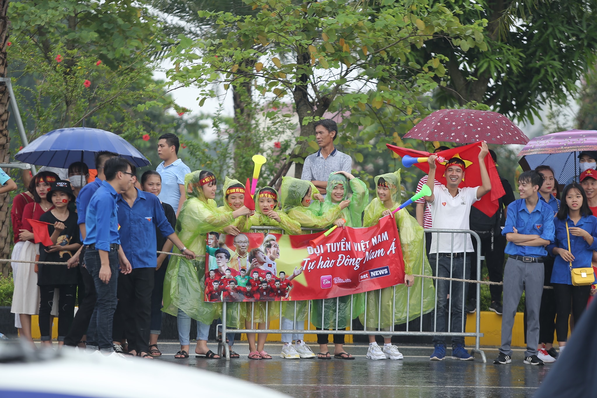 Đốt pháo sáng trước sân Mỹ Đình, CĐV bắt đầu "đi bão" - 4