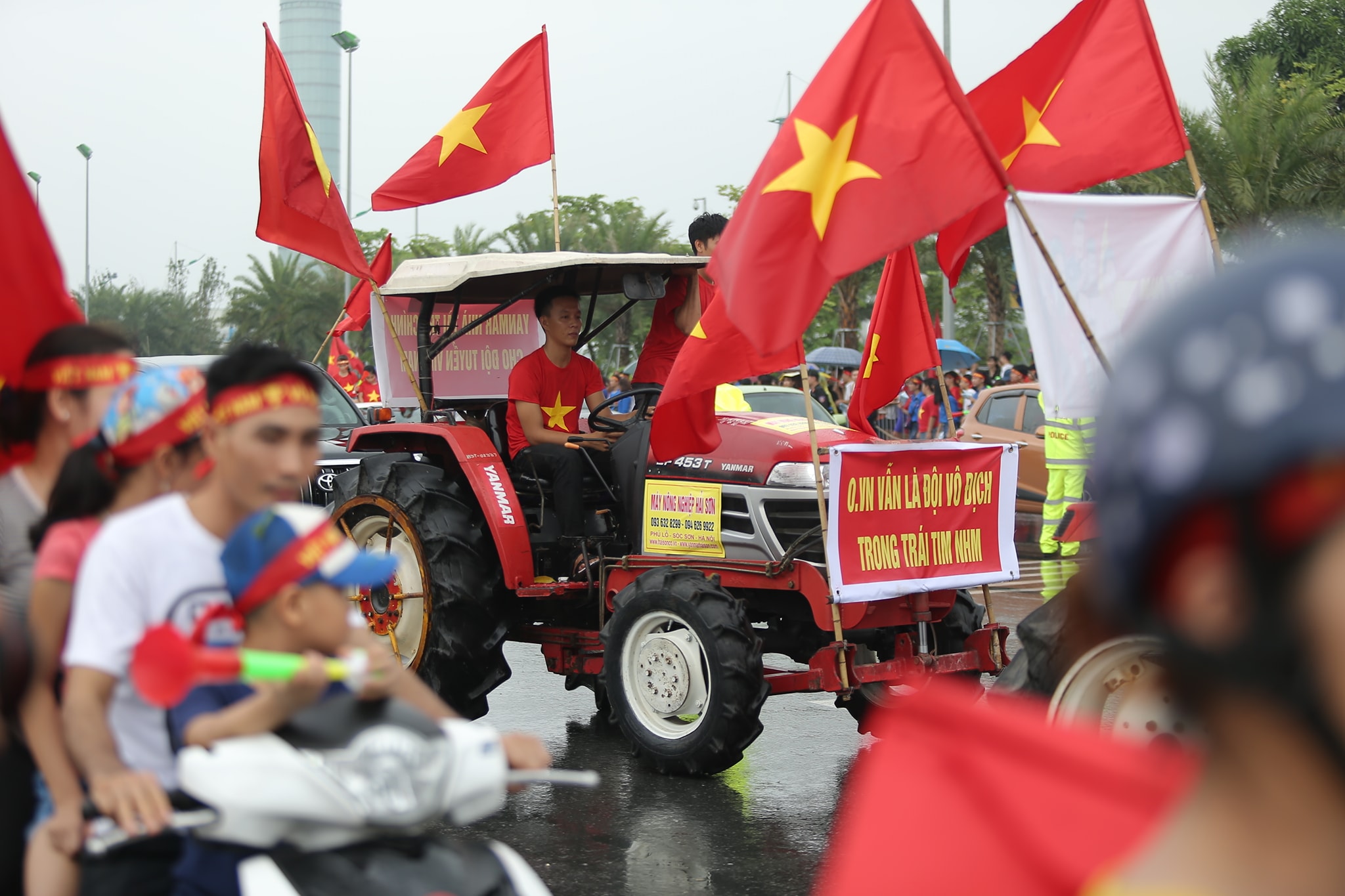 Đốt pháo sáng trước sân Mỹ Đình, CĐV bắt đầu "đi bão" - 5