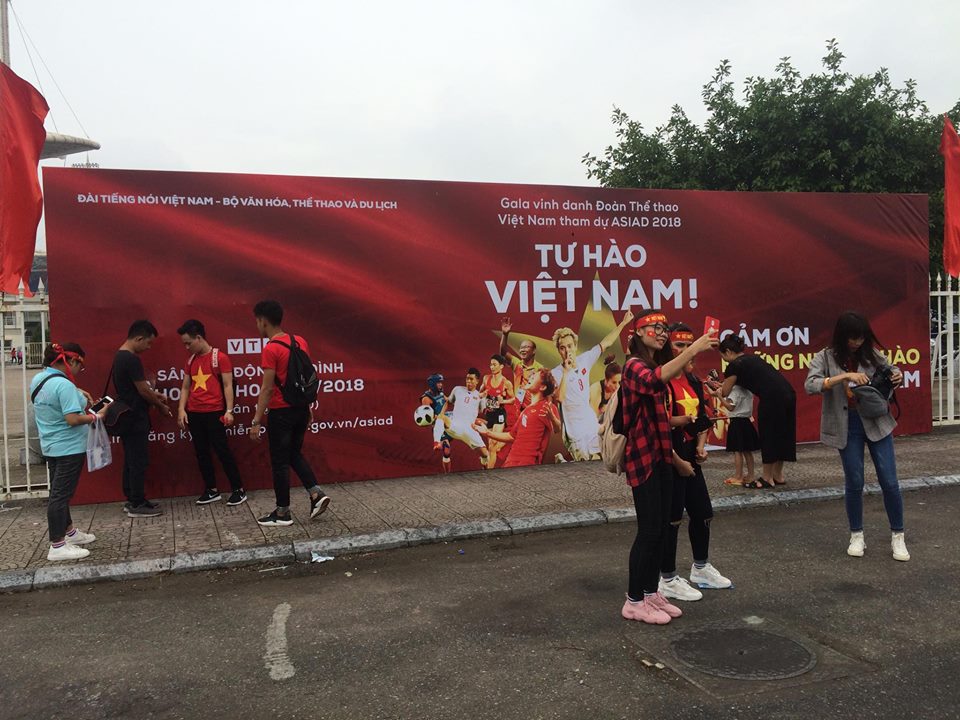 Đốt pháo sáng trước sân Mỹ Đình, CĐV bắt đầu "đi bão" - 2