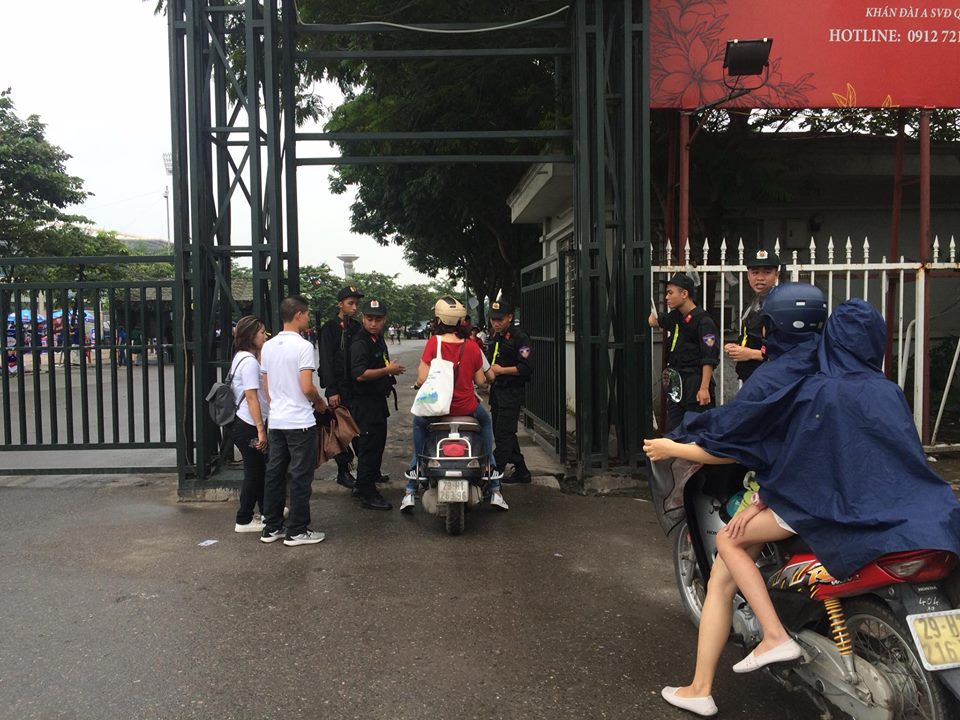 Đốt pháo sáng trước sân Mỹ Đình, CĐV bắt đầu "đi bão" - 1