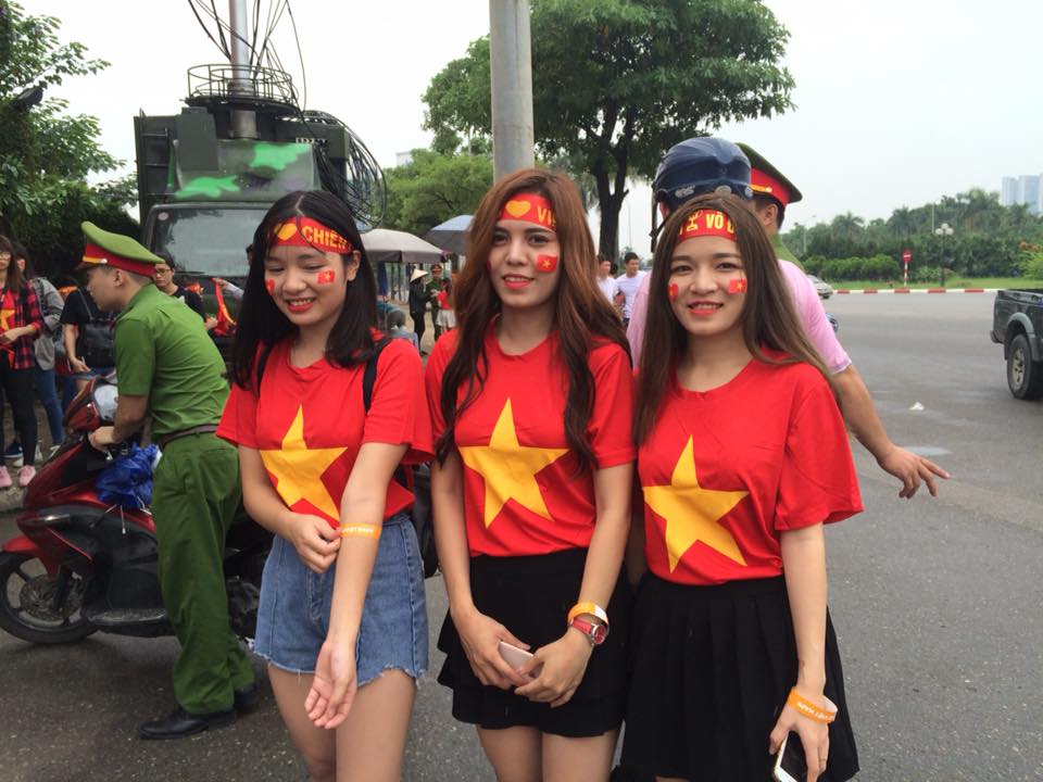 Đốt pháo sáng trước sân Mỹ Đình, CĐV bắt đầu "đi bão" - 3