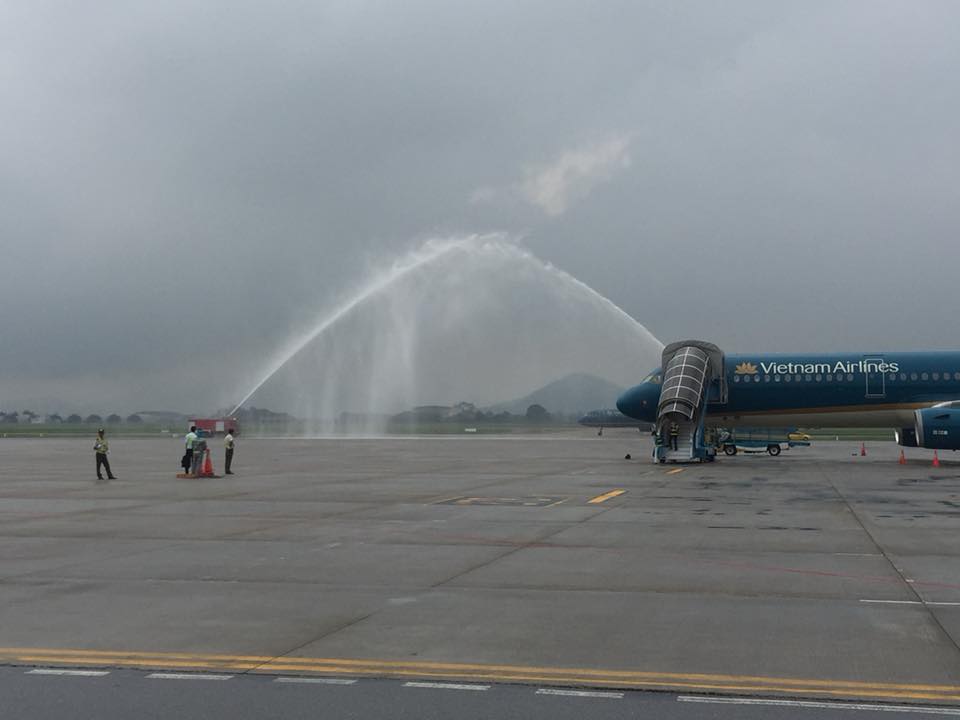 Đốt pháo sáng trước sân Mỹ Đình, CĐV bắt đầu "đi bão" - 54