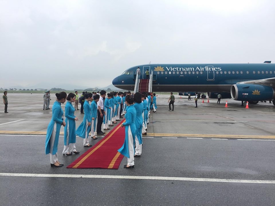 Đốt pháo sáng trước sân Mỹ Đình, CĐV bắt đầu "đi bão" - 49