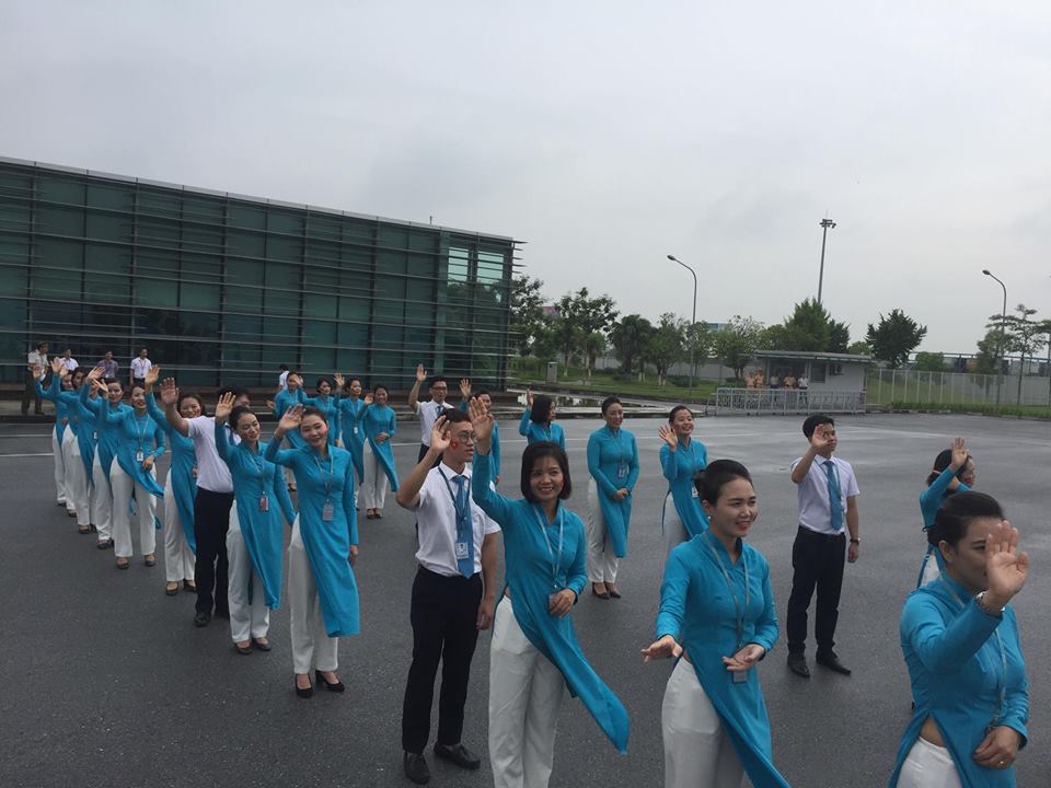 Đốt pháo sáng trước sân Mỹ Đình, CĐV bắt đầu "đi bão" - 50