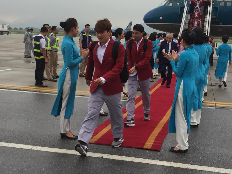 Đốt pháo sáng trước sân Mỹ Đình, CĐV bắt đầu "đi bão" - 40