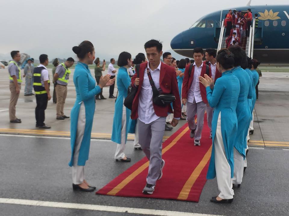 Đốt pháo sáng trước sân Mỹ Đình, CĐV bắt đầu "đi bão" - 37