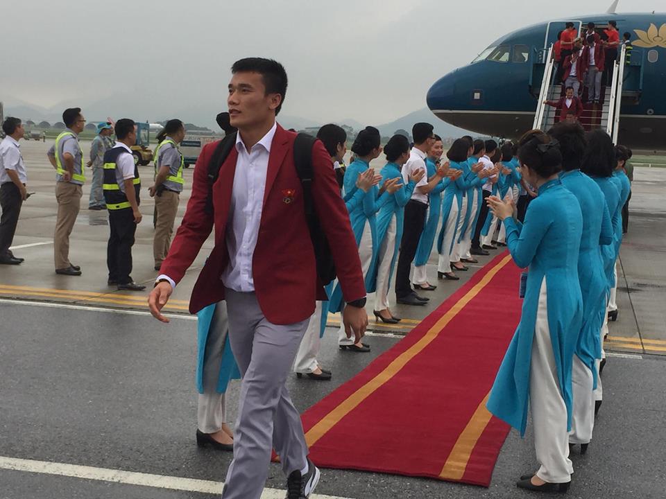 Đốt pháo sáng trước sân Mỹ Đình, CĐV bắt đầu "đi bão" - 39