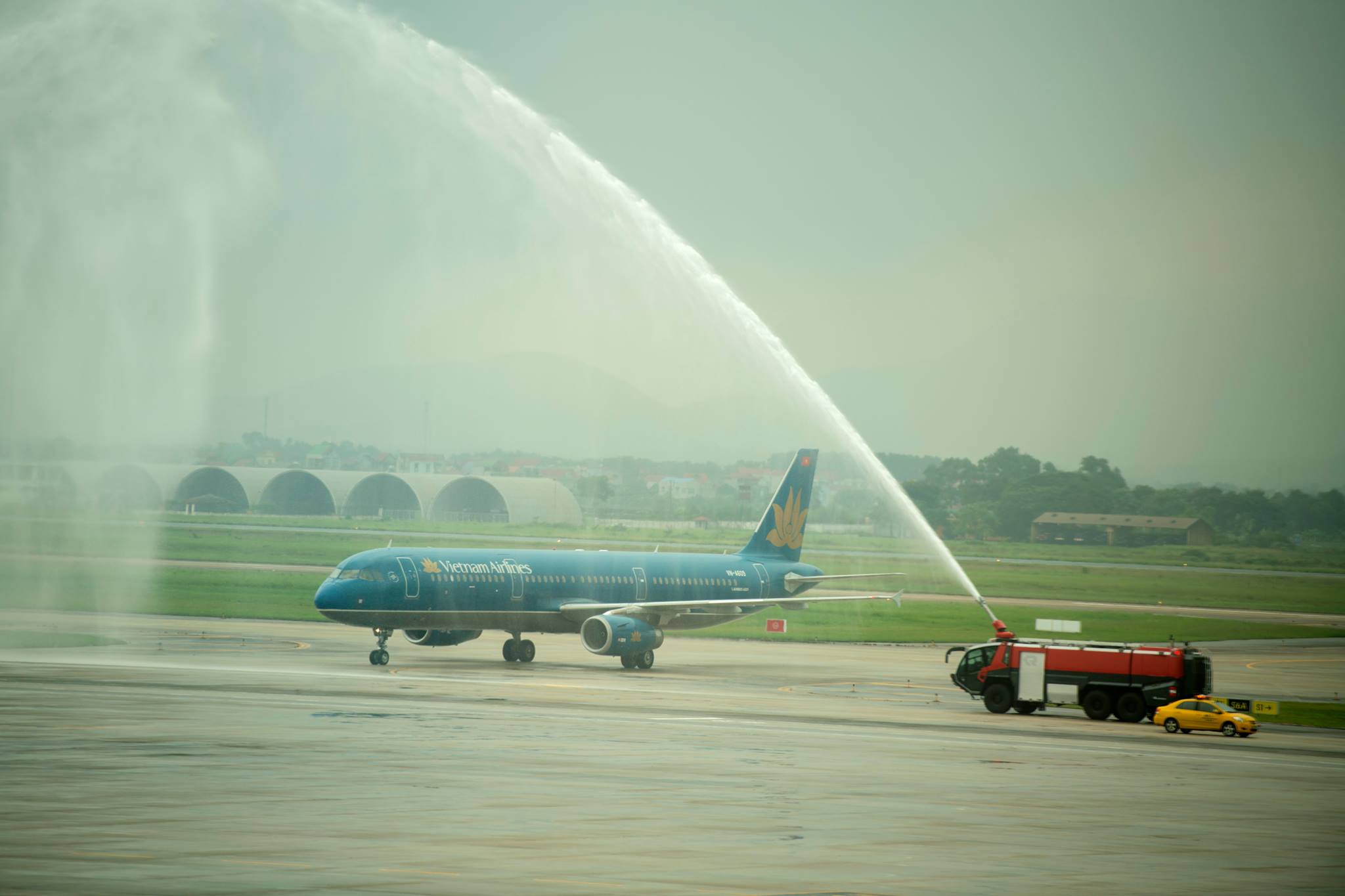 Đốt pháo sáng trước sân Mỹ Đình, CĐV bắt đầu "đi bão" - 55