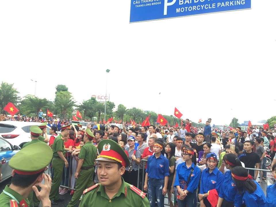 Đốt pháo sáng trước sân Mỹ Đình, CĐV bắt đầu "đi bão" - 32