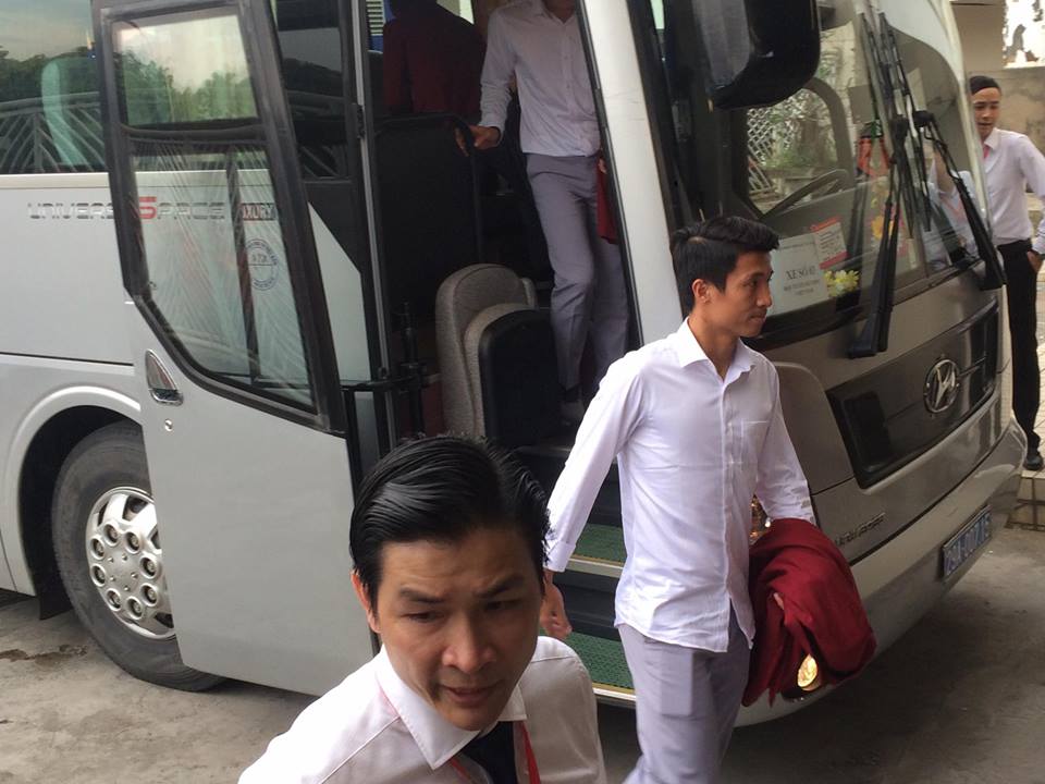 Đốt pháo sáng trước sân Mỹ Đình, CĐV bắt đầu "đi bão" - 22