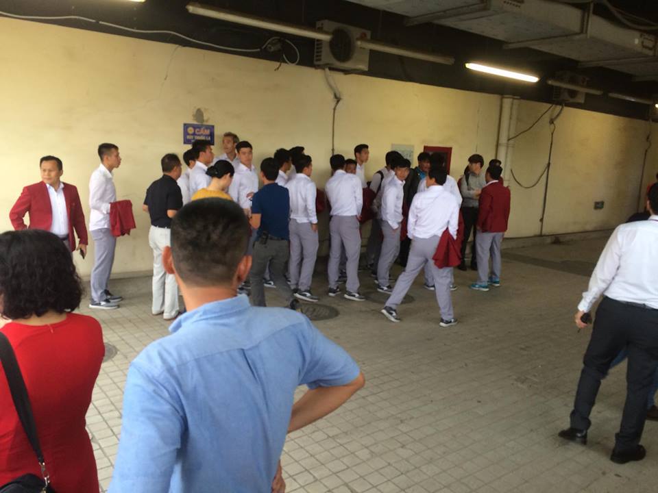 Đốt pháo sáng trước sân Mỹ Đình, CĐV bắt đầu "đi bão" - 30