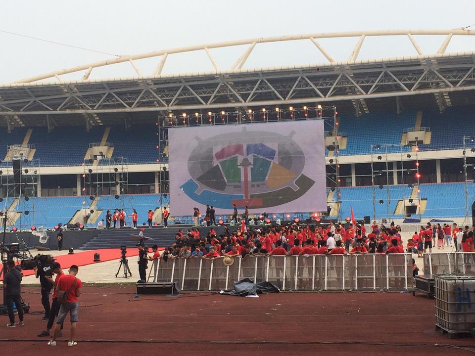 Đốt pháo sáng trước sân Mỹ Đình, CĐV bắt đầu "đi bão" - 15