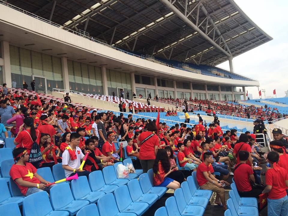 Đốt pháo sáng trước sân Mỹ Đình, CĐV bắt đầu "đi bão" - 18