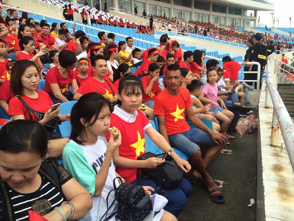 Đốt pháo sáng trước sân Mỹ Đình, CĐV bắt đầu "đi bão" - 17