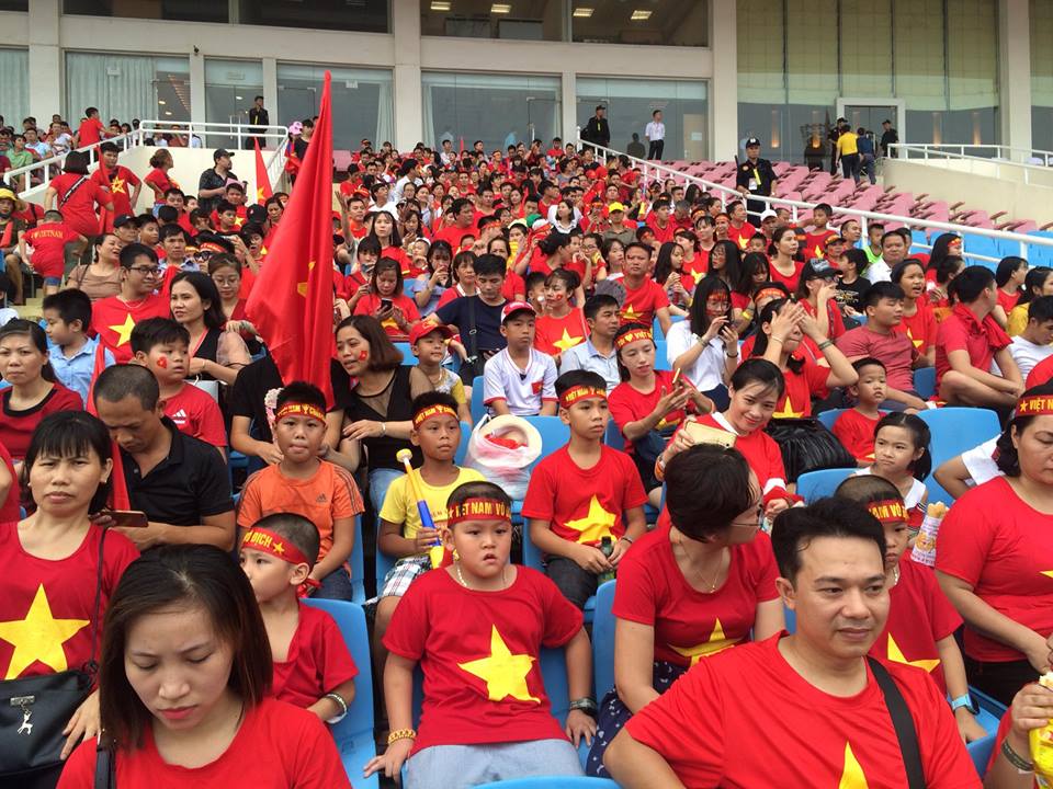 Đốt pháo sáng trước sân Mỹ Đình, CĐV bắt đầu "đi bão" - 19