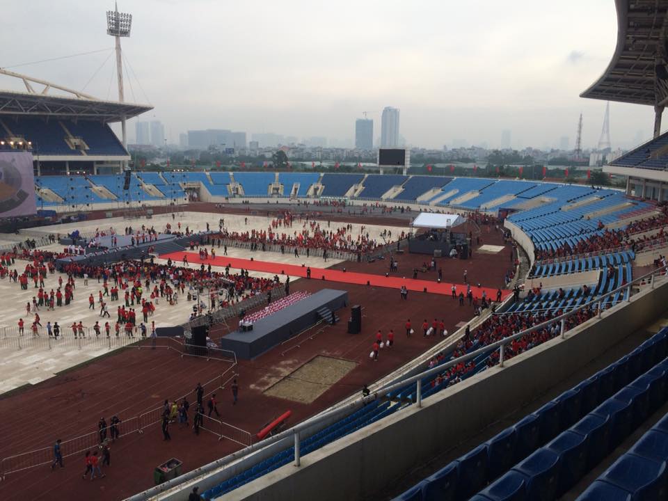 Đốt pháo sáng trước sân Mỹ Đình, CĐV bắt đầu "đi bão" - 16