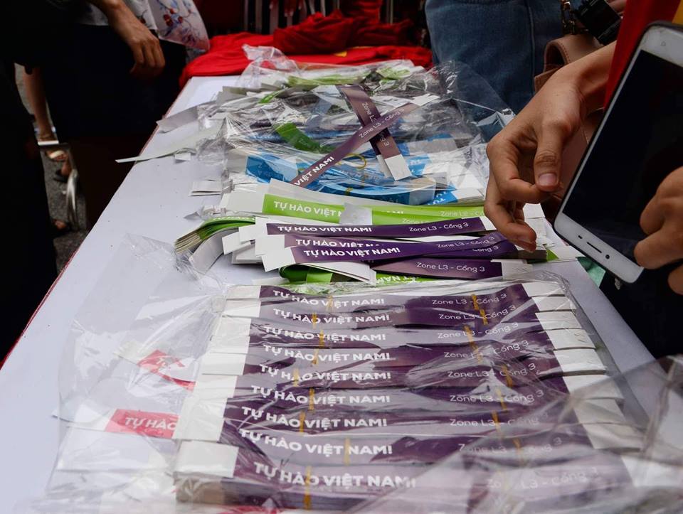 Đốt pháo sáng trước sân Mỹ Đình, CĐV bắt đầu "đi bão" - 13