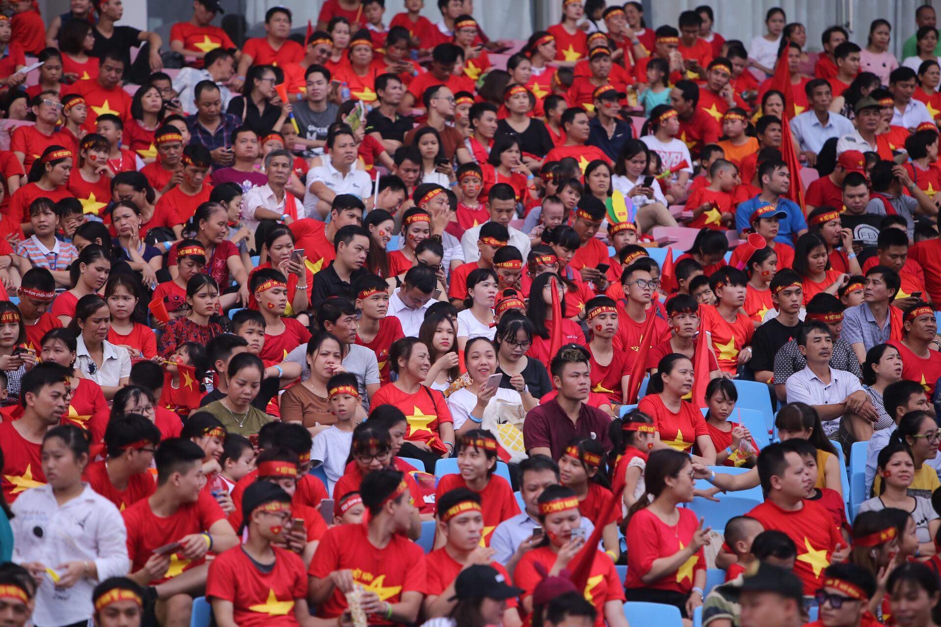 Đốt pháo sáng trước sân Mỹ Đình, CĐV bắt đầu "đi bão" - 14