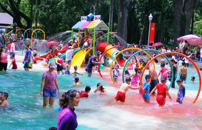 Đi chơi lễ, người dân trải bạt, mắc võng la liệt trong Thảo Cầm Viên - 5