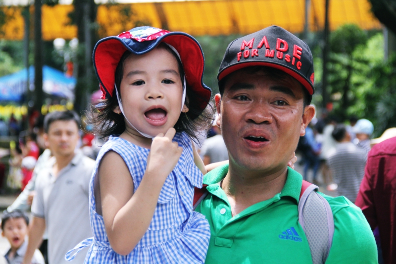 Đi chơi lễ, người dân trải bạt, mắc võng la liệt trong Thảo Cầm Viên - 4