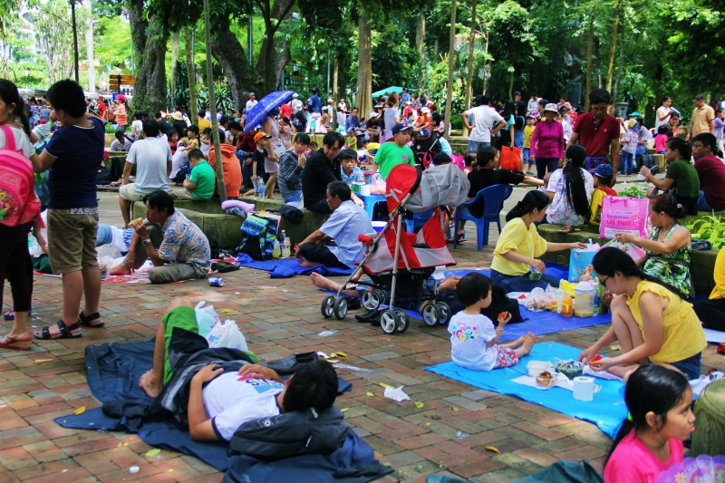 Đi chơi lễ, người dân trải bạt, mắc võng la liệt trong Thảo Cầm Viên - 7