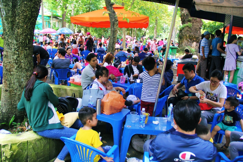 Đi chơi lễ, người dân trải bạt, mắc võng la liệt trong Thảo Cầm Viên - 10