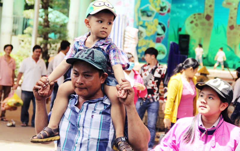 Đi chơi lễ, người dân trải bạt, mắc võng la liệt trong Thảo Cầm Viên - 11