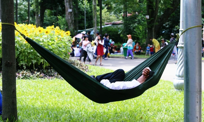 Đi chơi lễ, người dân trải bạt, mắc võng la liệt trong Thảo Cầm Viên - 12