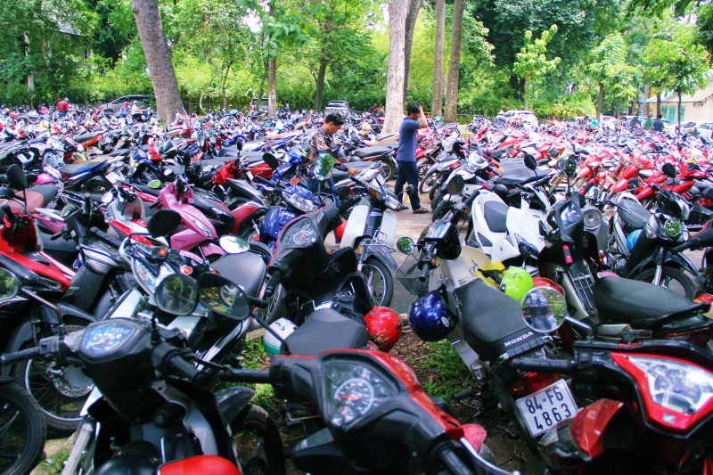 Đi chơi lễ, người dân trải bạt, mắc võng la liệt trong Thảo Cầm Viên - 13