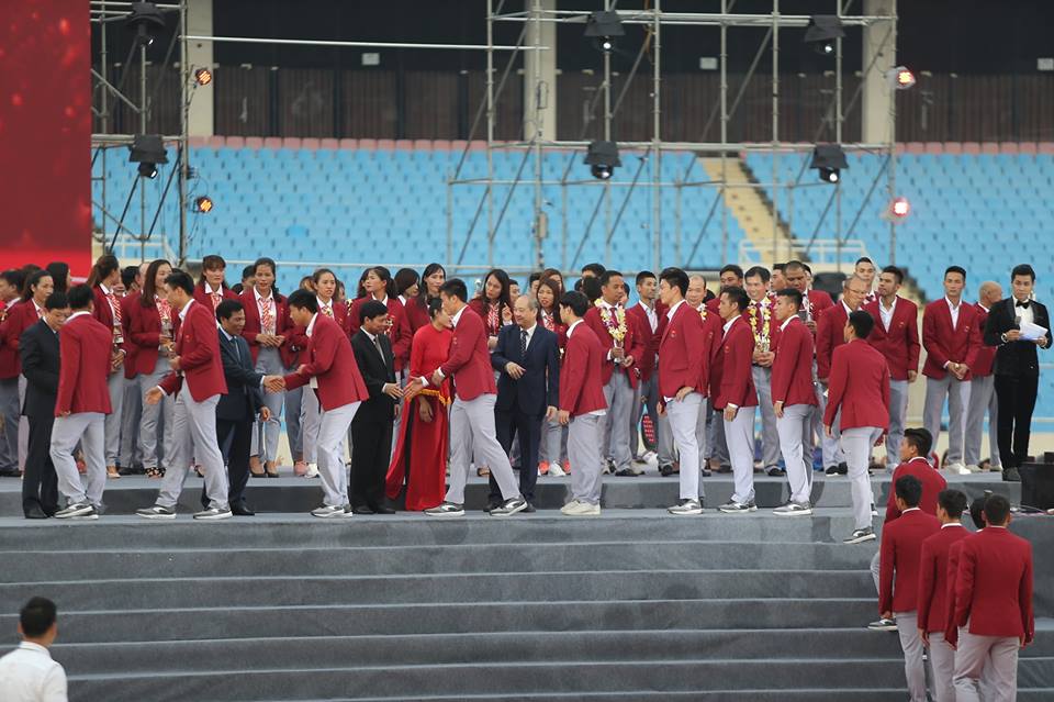 Đốt pháo sáng trước sân Mỹ Đình, CĐV bắt đầu "đi bão" - 4