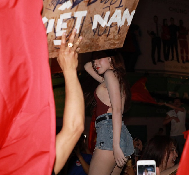 Đây là hình ảnh một cô gái Sài Gòn mặc sexy ăn mừng chiến thắng của U23 Việt Nam khi lọt vào bán kết &#40;bóng đá Asiad 2018&#41;.