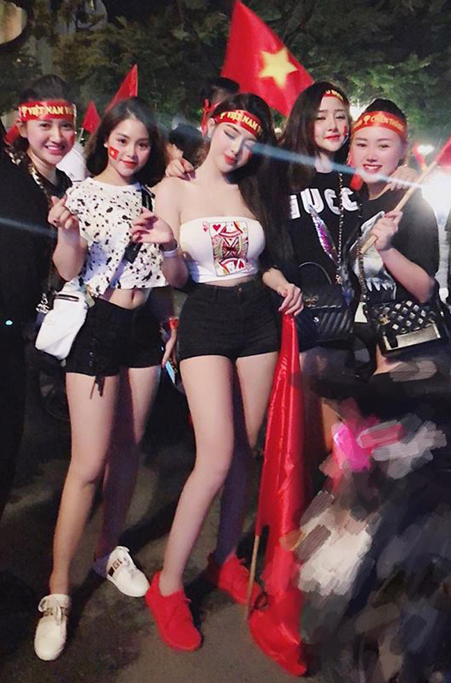 Mỗi khi tuyển nhà chiến thắng, cổ động viên nữ lại rủ nhau ra phố ăn mừng trong trang phục ấn tượng.&nbsp;