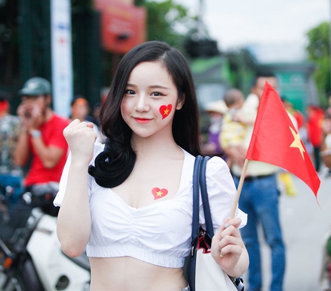 Khi đi cổ vũ U23 Việt Nam thi đấu cúp Tứ hùng hồi tháng 8 vừa qua, cô gái xinh đẹp này gây chú ý khi mặc áo hở eo. 