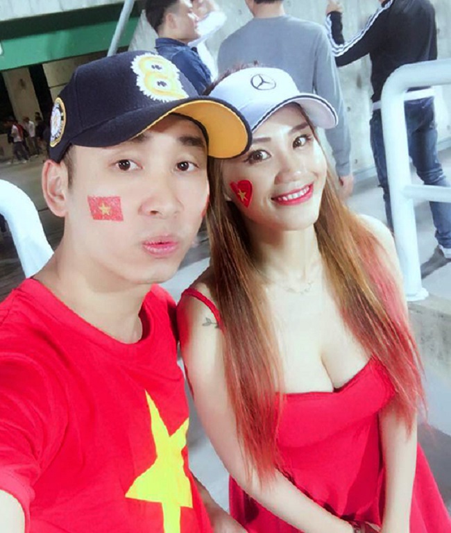 Một lần khác đi cổ vũ cho đội nhà, cô gái này gây chú ý khi mặc váy hai dây.&nbsp;