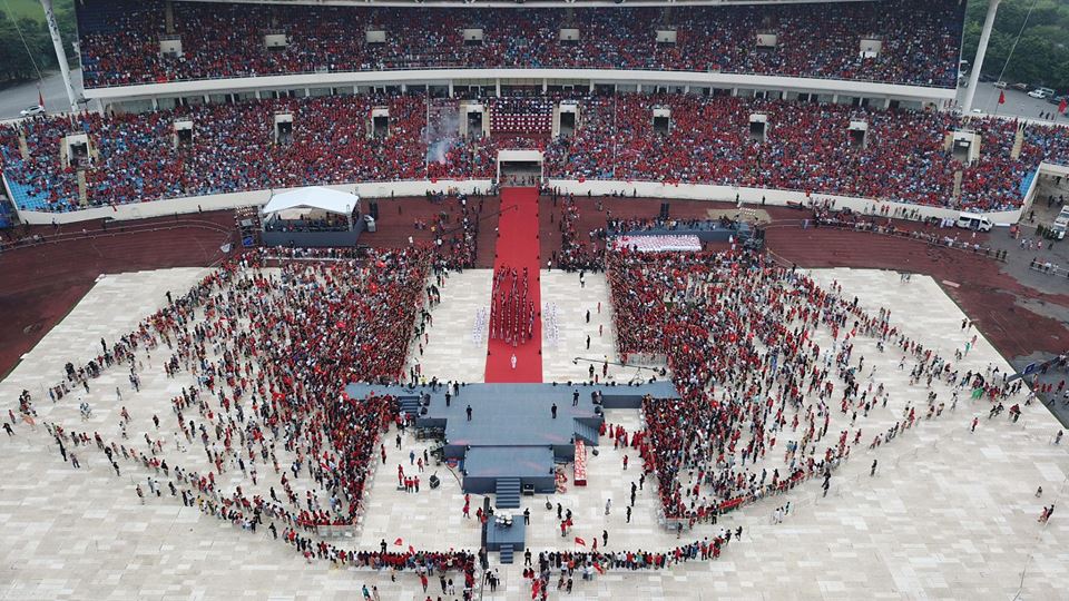 Đốt pháo sáng trước sân Mỹ Đình, CĐV bắt đầu "đi bão" - 7