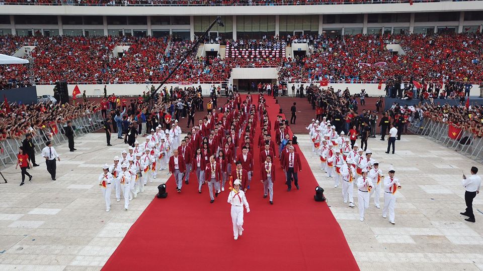 Đốt pháo sáng trước sân Mỹ Đình, CĐV bắt đầu "đi bão" - 5