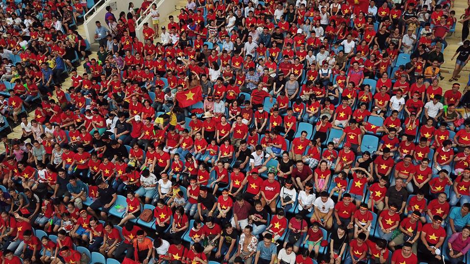 Đốt pháo sáng trước sân Mỹ Đình, CĐV bắt đầu "đi bão" - 8