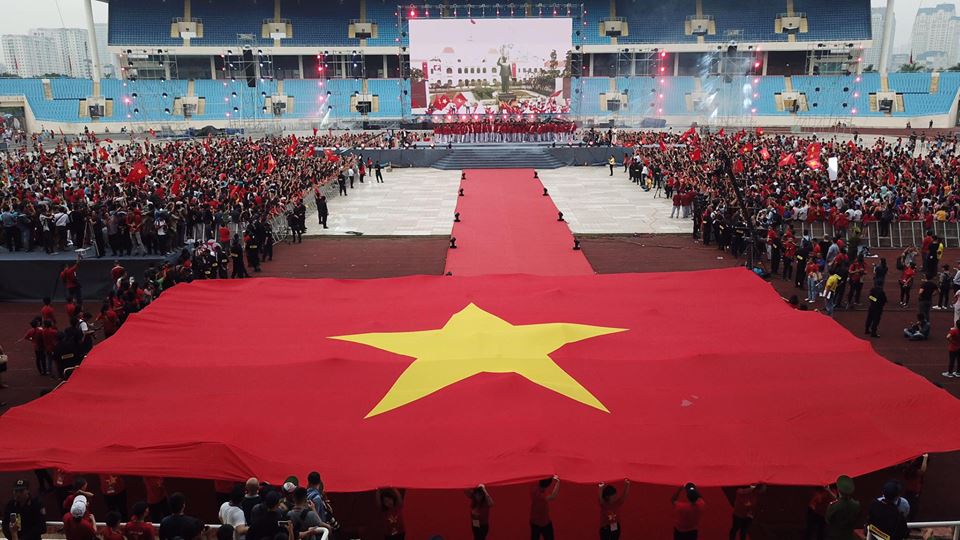 Đốt pháo sáng trước sân Mỹ Đình, CĐV bắt đầu "đi bão" - 6